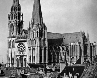 Blick auf die Kathedrale Notre Dame in Chartres von Südwesten aus: man beachte die große Westrose über den drei Rundbögen der ältesten Fenster