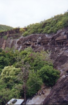 Blick am Rand der Schlucht entlang, Eingangsbereiche der Höhlenklöster