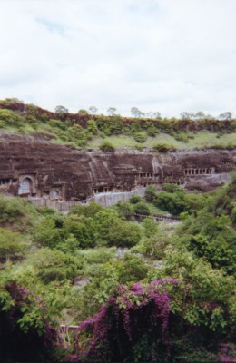 Die Hhlen von Ajanta, Blick zurck ber die Schlucht hinweg zu den ersten Hhlen (von rechts nach links gezhlt)