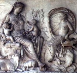 Tellus als Magna Mater in der Reliefwand der Ara Pacis