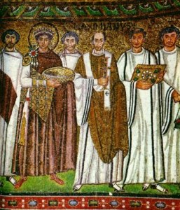 Justinian in Purpurmantel, mit Krone, mit Opfergaben-Schale, neben ihm Erzbischof Maximian, ein das Evangelium tragender Diakon und ein das Weihrauchgef tragender Subdiakon
